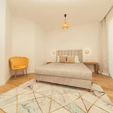 Sunny With Garden And Garage Apartment *