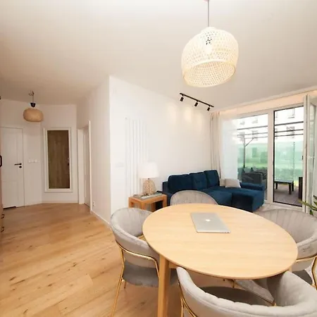 Sunny With Garden And Garage Apartment